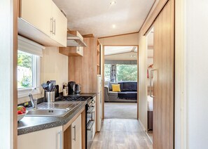 Fridge, oven, stovetop, toaster - Silver Accessible with parking (Nairn, Moray Firth, Inverness)