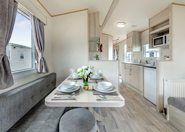 Dining - Bronze 3 Bedroom Caravan, Sleeps 8 (Walton-on-the-Naze)