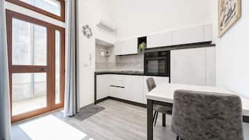 Fridge, oven, stovetop, cookware/dishes/utensils