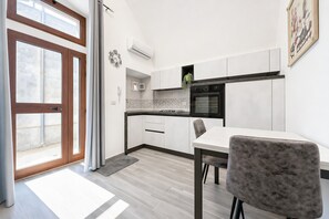 Kühlschrank, Ofen, Herdplatte, Kochgeschirr/Geschirr/Besteck