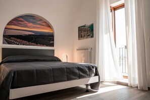 1 bedroom, WiFi, bed sheets - Casa San Lorenzo Maiorano: Sea View, Wi-Fi & Air Conditioning in Monte Sant'Angelo (Monte Sant'Angelo)