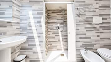 Douche, sĂšche-cheveux, serviettes fournies