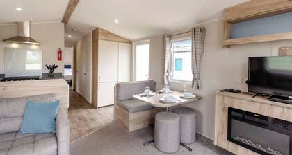 Silver 3 Bedroom Caravan, Sleeps 8