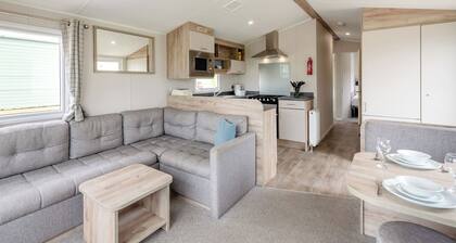 Silver 3 Bedroom Caravan, Sleeps 8