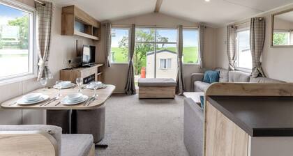 Silver 3 Bedroom Caravan, Sleeps 8