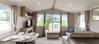 Silver 3 Bedroom Caravan, Sleeps 8