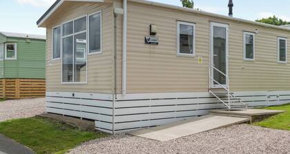 Silver 3 Bedroom Caravan, Sleeps 8