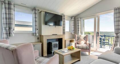 Deluxe Lodge with parking, ensuite & decking