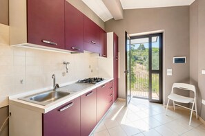 Fridge, stovetop, cookware/dishes/utensils - Casa Carrubo - Villa Mapa with Sea View, Wi-Fi & Air Conditioning (Vieste)
