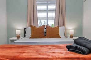 Room - Great for Mid/Long Stays - Pool - King Bed (Mesa)