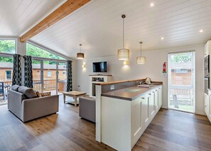 TV - Deluxe Lodge with parking, ensuite & decking 4 (Ryde, Nr Bembridge)