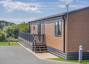 Exterior - Prestige Lodge with parking, ensuite & decking 4 (Ryde, Nr Bembridge)
