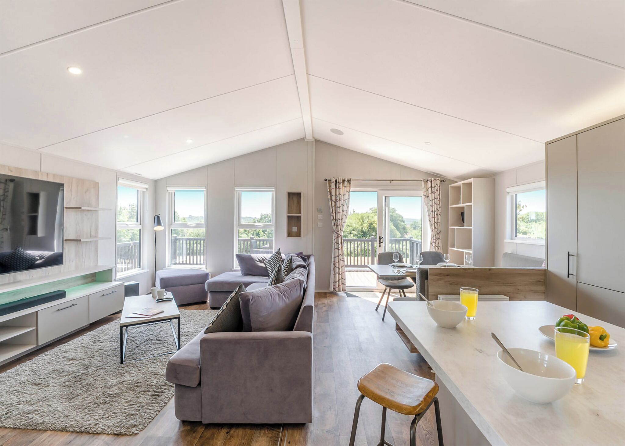 Un interior moderno con sala de estar, comedor y cocina.