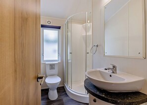 Bathroom - Prestige Lodge with parking, ensuite & decking (Ryde, Nr Bembridge)