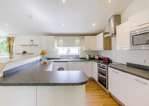 Prestige Lodge, parking, ensuite, decking & SV