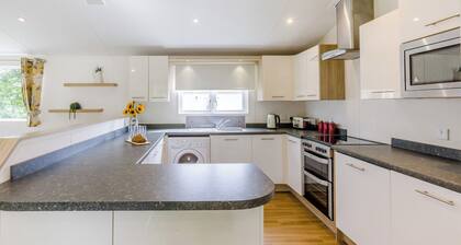 Prestige Lodge, parking, ensuite, decking & SV