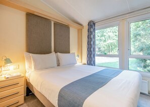 2 bedrooms - Superior Lodge with ensuite & decking (Ryde, Nr Bembridge)