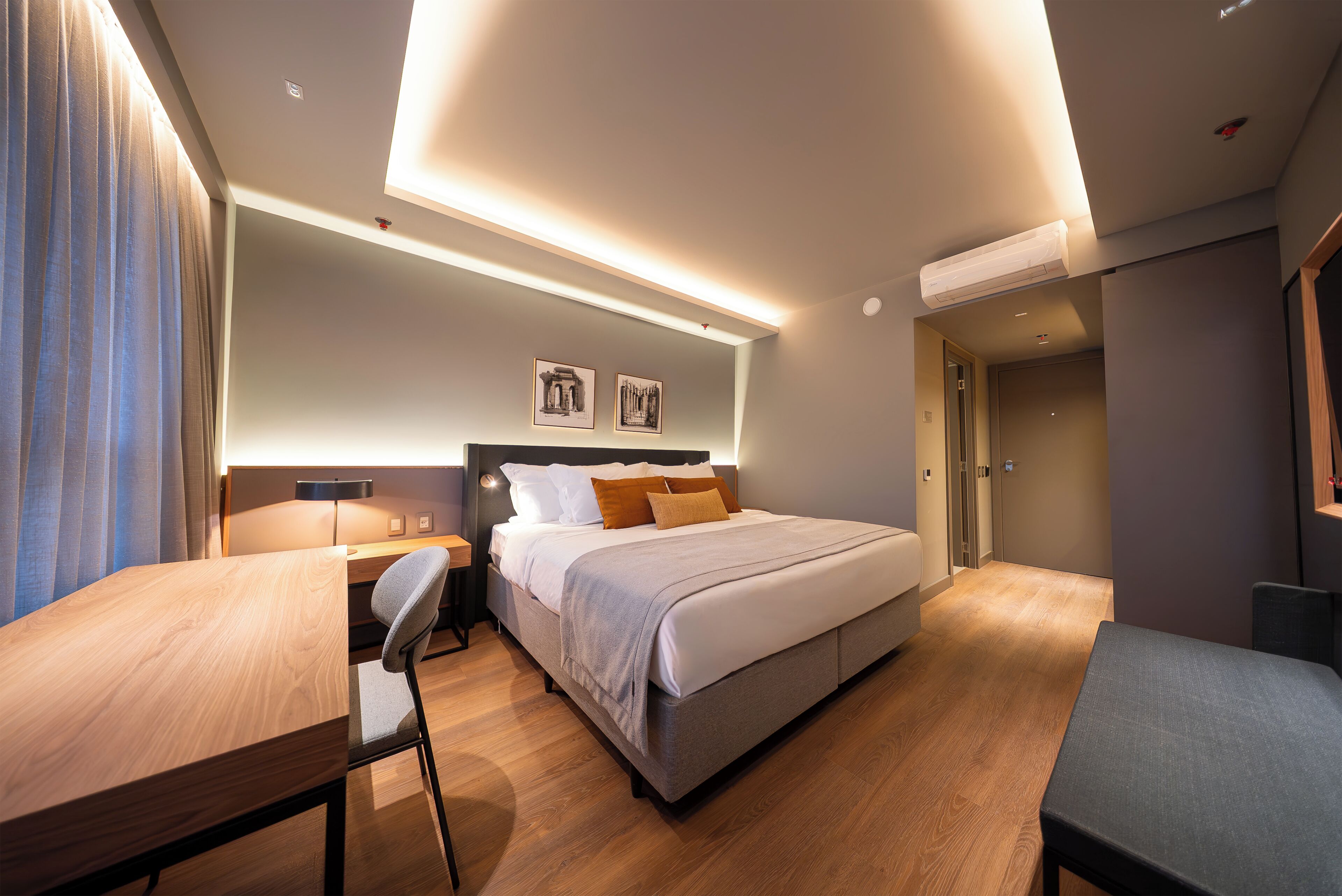 Quarto casal standard, 1 cama Queen, vista para a cidade | Cofres nos quartos, espaço de trabalho para notebook