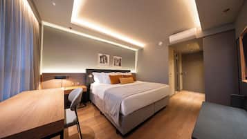 Quarto casal standard, 1 cama Queen, vista para a cidade | Cofres nos quartos, espaço de trabalho para notebook
