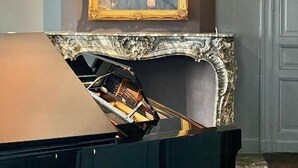 A room with a piano, a framed portrait on the wall, and a door. - The Piano Guesthouse - Kwaadham 52 (Ghent)