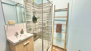 Apartment, 2 Schlafzimmer, barrierefrei, Balkon | Badezimmer