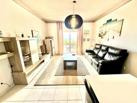 Apartamento, 2 habitaciones, accesible para personas con discapacidad, balcón | Sala de estar