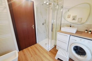 Shower, bidet, towels - Near Como City Center (Napoleona Loft) (Como)