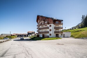 Exterior - “Montagne Front De Neige” Apartment with Mountain View and Balcony (Thollon-les-Mémises)