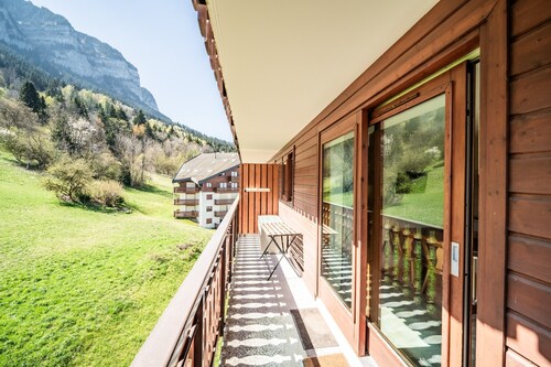 “Montagne Front De Neige” Apartment with Mountain View and Balcony