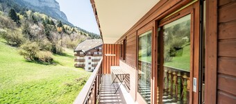 “Montagne Front De Neige” Apartment with Mountain View and Balcony