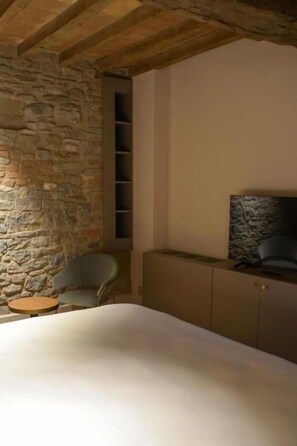 Suite Junior, vista cortile | Una cassaforte in camera, una scrivania, tende oscuranti