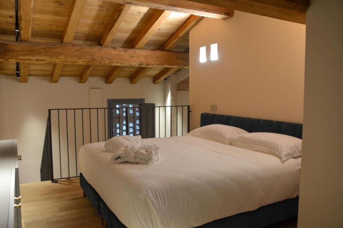 Suite superior, vistas al patio | Caja fuerte, escritorio, cortinas opacas y sistema de insonorización