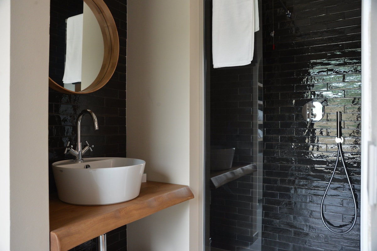Deluxe Double or Twin Room, Balcony, Pool View | Bathroom