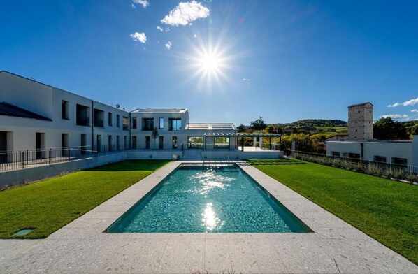Una piscina al aire libre de temporada