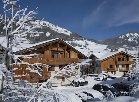 Exterior. Apartment '4-6 Couchages Proche Des Pistes' with Mountain View, Balcony and Wi-Fi