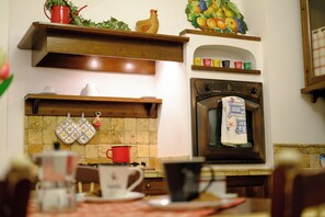 Fridge, microwave, oven, dishwasher - Between canals & coast: your chic retreat in the heart of Chioggia (Chioggia)