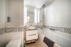 Dusj, hårføner og håndklær