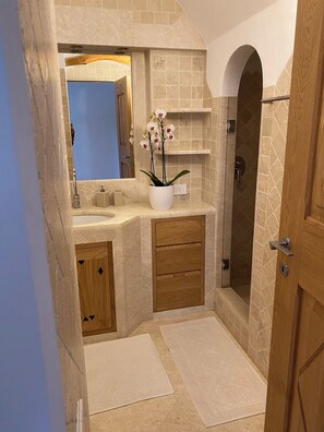 Shower, hair dryer, bidet, towels - Villa Francesca Apartment, for a quiet and relaxing vacation (Arzachena)