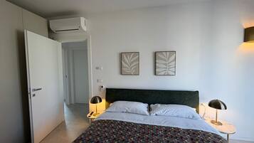 2 quartos, ferros/tábuas de passar roupa, berço de viagem