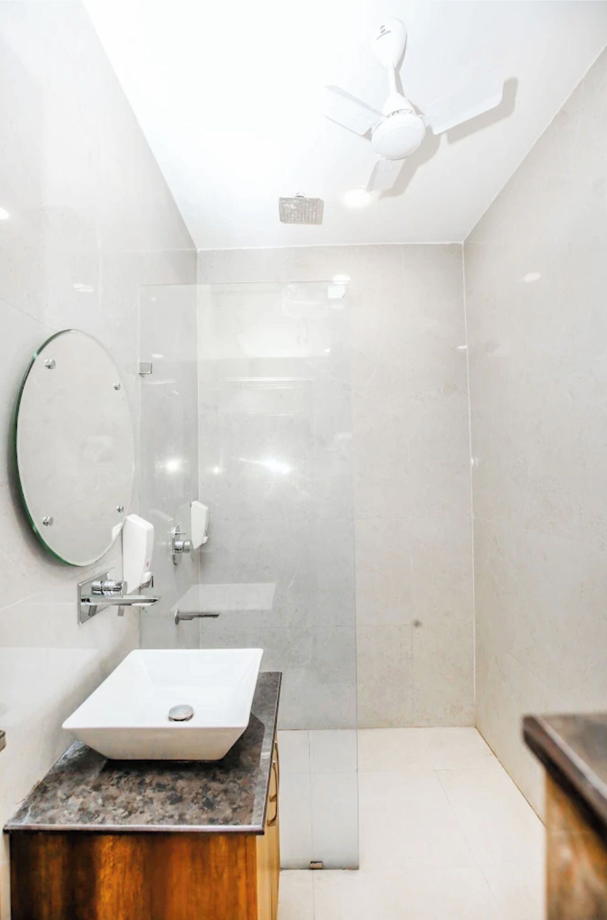 Deluxe Double Room, Air conditioning | Bathroom | Shower, rainfall showerhead, towels, soap