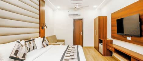 Hypo-allergenic bedding, desk, free WiFi, bed sheets
