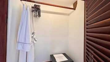 Deluxe driepersoonskamer, balkon, uitzicht op zwembad | Interieur