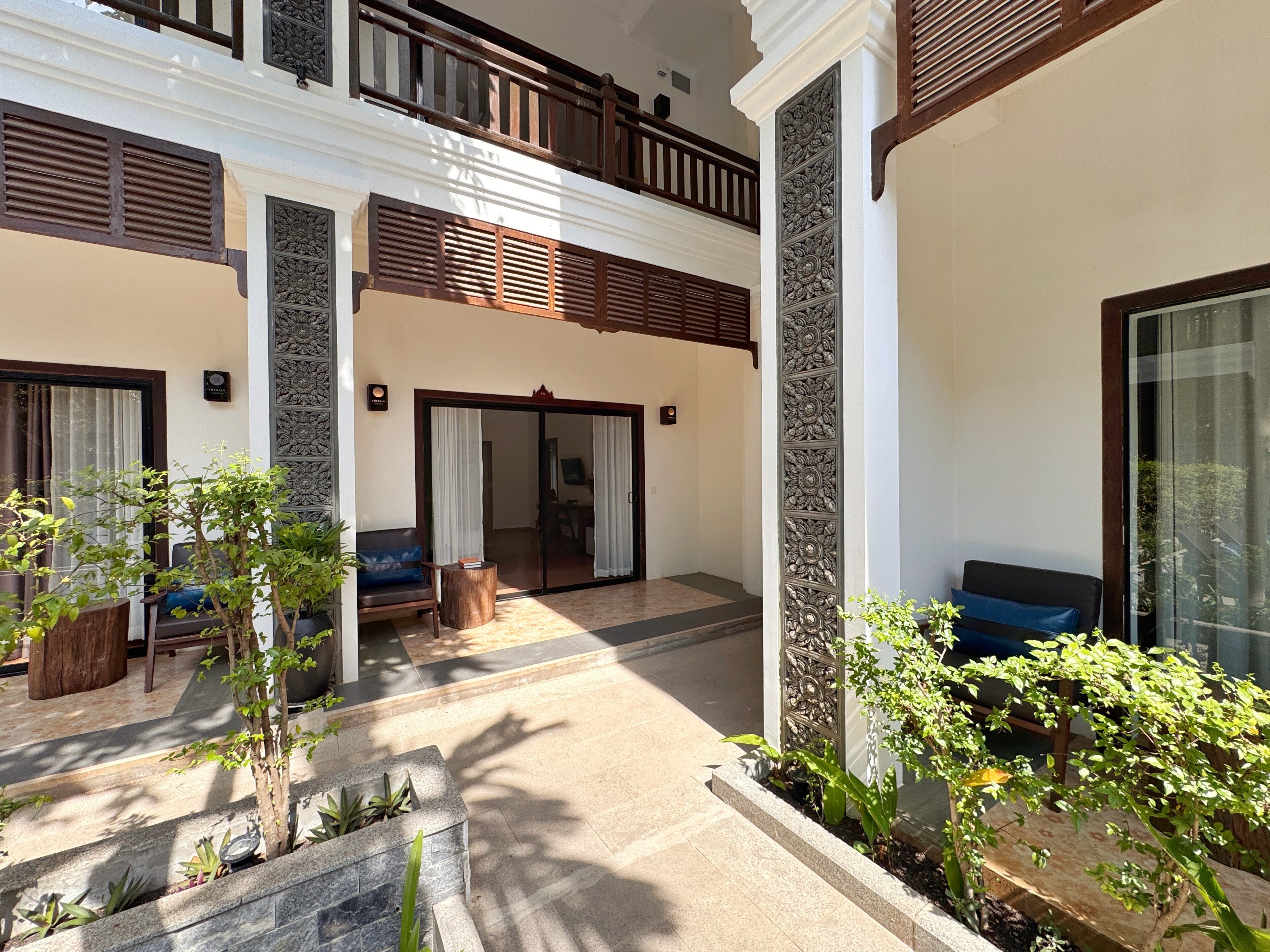 ห้องลักซ์ชัวรี่สวีท, ระเบียง, วิวสระว่ายน้ำ | ลานระเบียง/นอกชาน