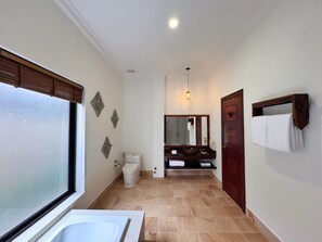 ห้องแฟมิลี่, ระเบียง, วิวสระว่ายน้ำ | ห้องน้ำ