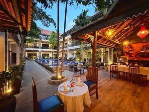 รับประทานอาหารกลางแจ้ง