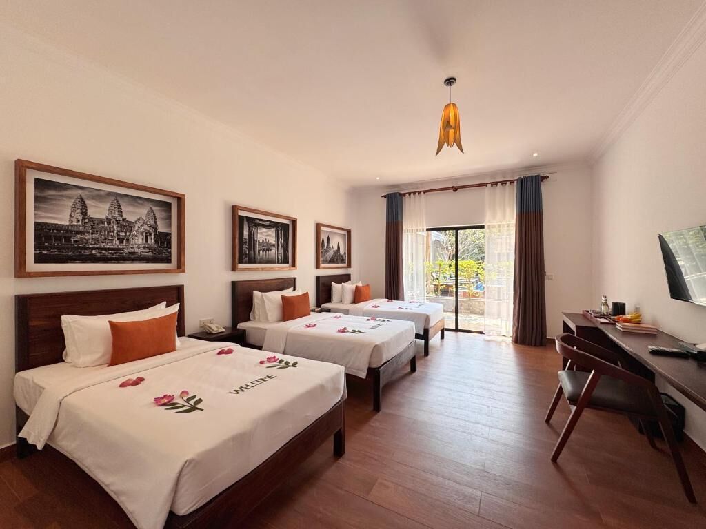 ห้องดีลักซ์ทริปเปิล, ระเบียง, วิวสระว่ายน้ำ