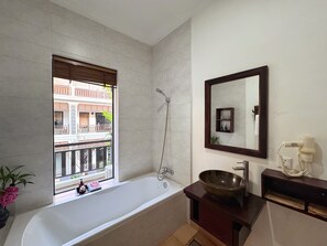 Deluxe-dobbeltværelse - balkon - udsigt til pool | Badeværelse | Hjemmesko