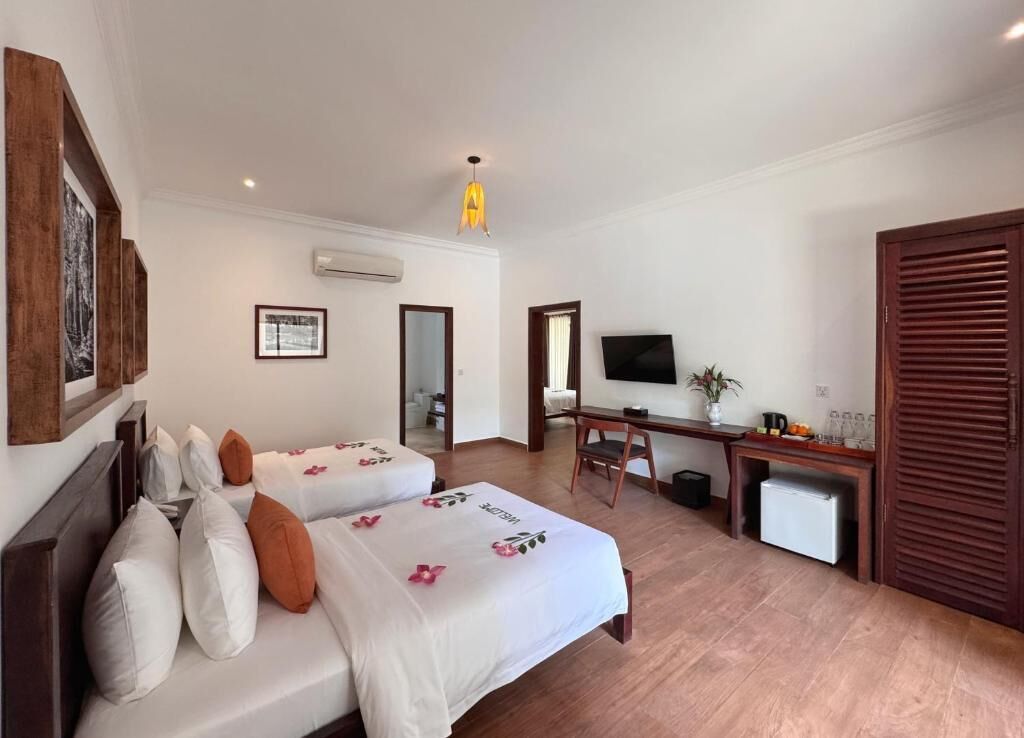 Habitación familiar, balcón, vistas a la piscina | Caja fuerte, cortinas opacas, sistema de insonorización