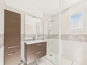 Shower, hair dryer - Lovely house with pool for 8 (Les Sables-d´Olonne)