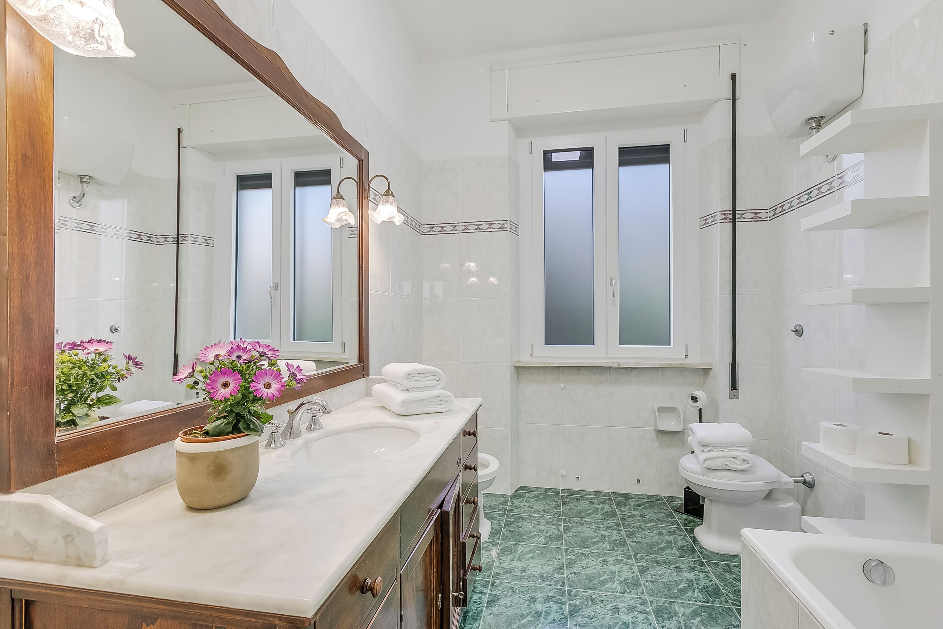 Bañera con ducha, secador de pelo, bidet, toallas